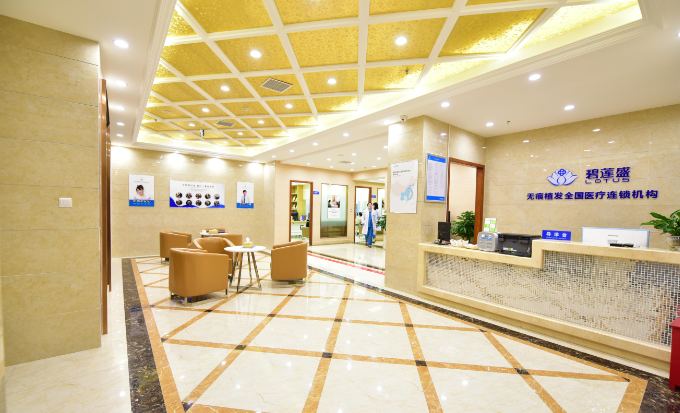 重慶碧蓮盛植發(fā)醫(yī)生哪個(gè)好？發(fā)際線種植選：梁峰、李興國(guó)