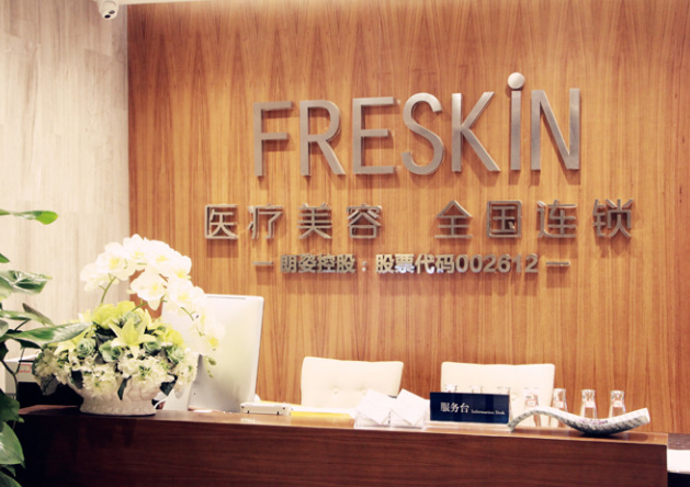 長沙晶膚醫(yī)療美容醫(yī)院隆鼻多少錢？案例及價格，塌鼻女孩收藏起來