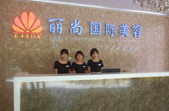 廣州麗尚整形美容門診部部隆鼻果好不好？當(dāng)?shù)厝藦娏彝扑]！