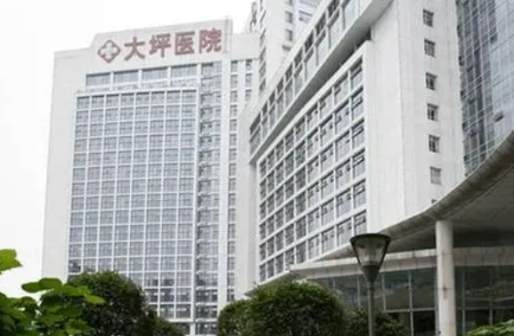 重慶大坪醫(yī)院醫(yī)學(xué)美容整形科怎么樣？隆胸會有什么后遺癥嗎？