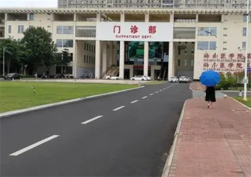 海南醫(yī)學(xué)院附屬醫(yī)院隆鼻價(jià)格？不貴，風(fēng)格自然
