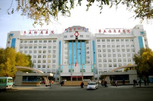 新疆醫(yī)科大學(xué)第五附屬醫(yī)院美容科自體脂肪隆胸，口碑測評+隆胸案例圖