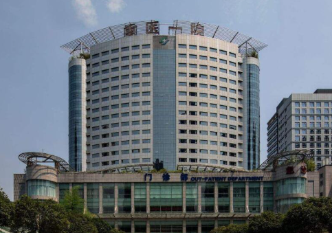 重醫(yī)大附一院隆胸口碑好嗎？醫(yī)生口碑，案例術(shù)前術(shù)后變化奉上